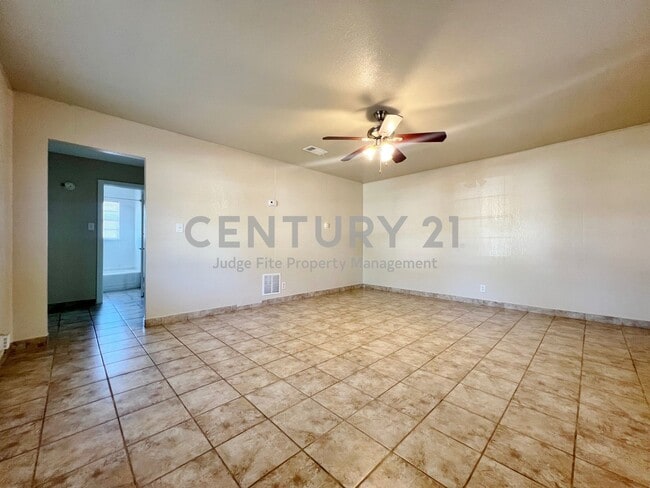 Building Photo - Cozy 1-Story 1/1 Duplex in Castleberry ISD...