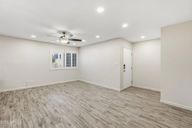 Building Photo - 5525 E Thomas Rd
