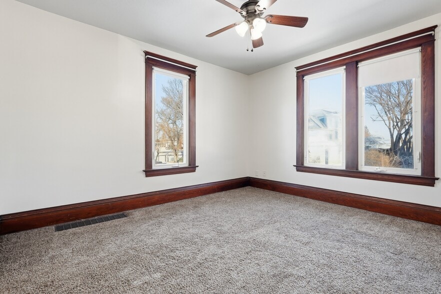 Building Photo - 104 Jessamine Ave W