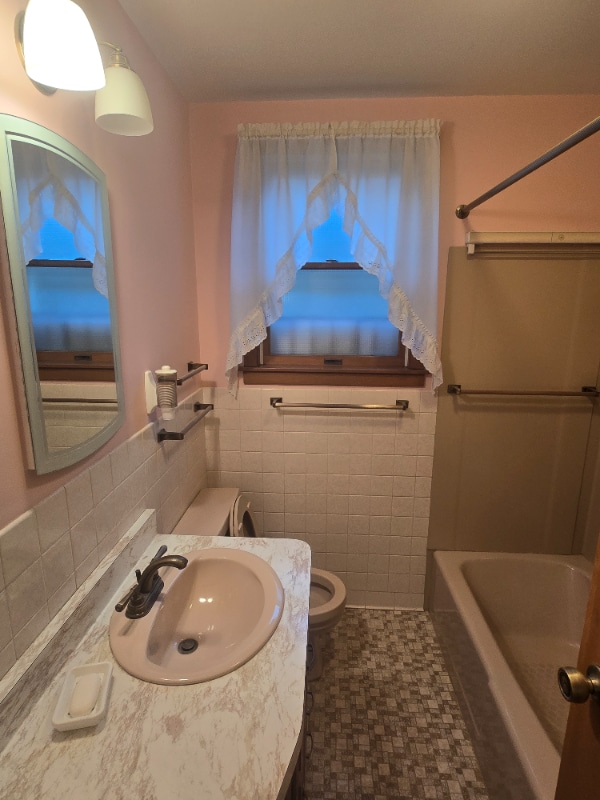 Building Photo - 1718 Lake Ave