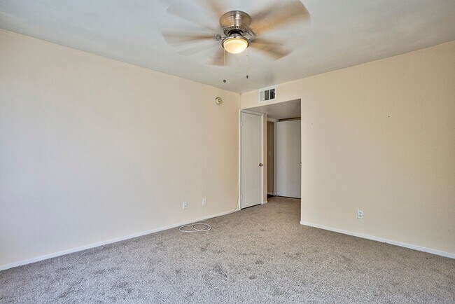 Building Photo - 2 Bed, 2 Bath Beautiful condo available now!