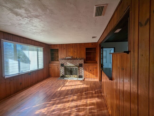 Building Photo - Lovely 2/1 home with beautiful natural woo...
