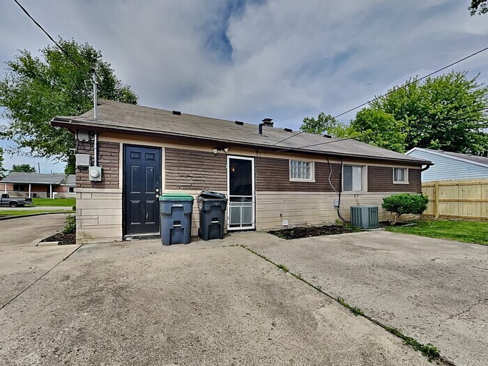 Building Photo - 457 Park Dr