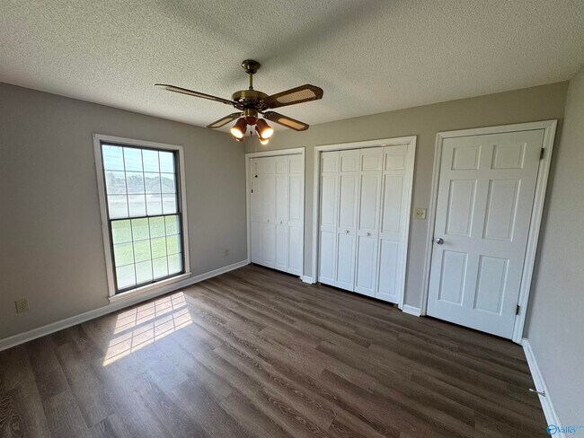 Building Photo - 120 Roy Dr