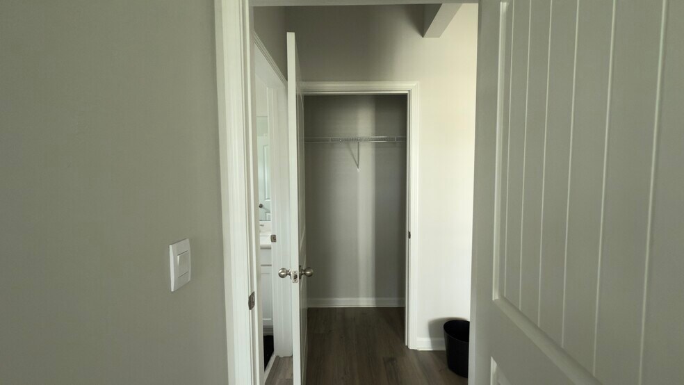 Building Photo - 2042 Live Oak Dr