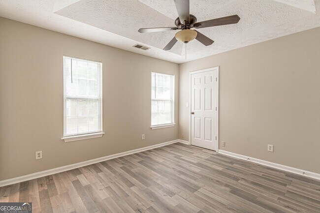 Building Photo - 5895 Hampton Ct