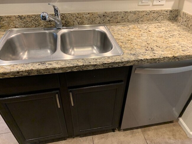 Building Photo - Condo in walking distance to downtown Chandler