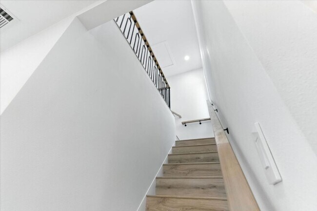 Building Photo - Refined Redwood City Living: Exquisitely R...