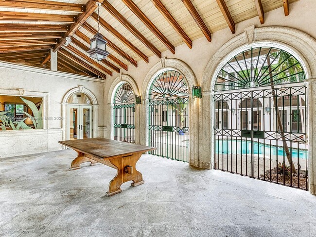 Building Photo - 3504 Banyan Cir