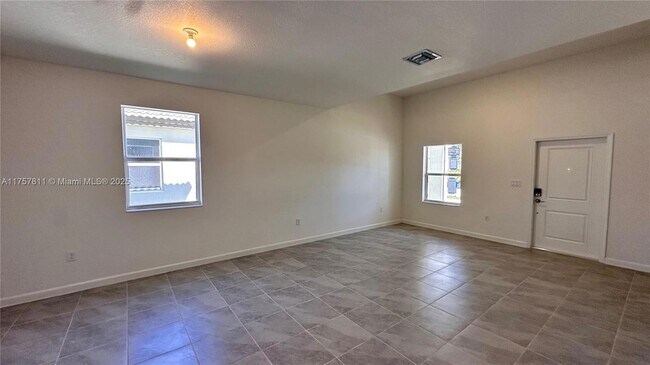Building Photo - 2760 SE 23rd Ave