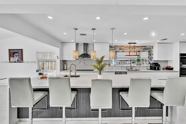 Building Photo - 3877 Bimini Ave