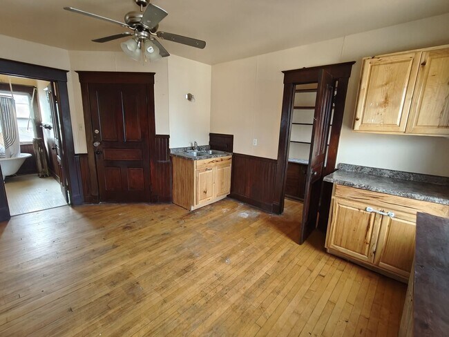 Building Photo - 1118 S 14th St