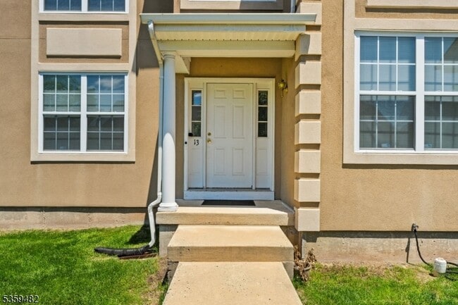 Building Photo - 13 Goldstar Dr