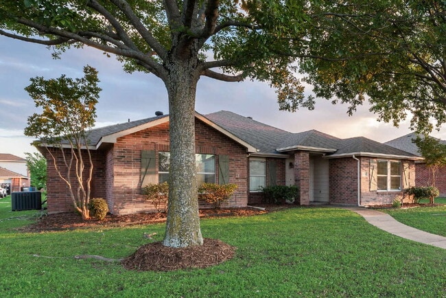 Building Photo - "Charming 3-Bedroom with 2 Bathrooms in Wy...