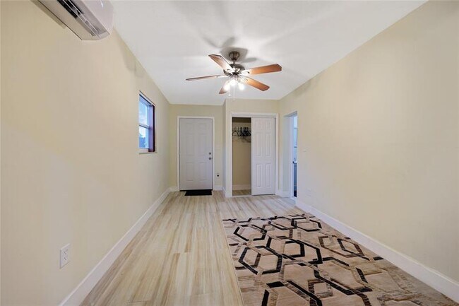 Building Photo - 8453 Southampton Dr