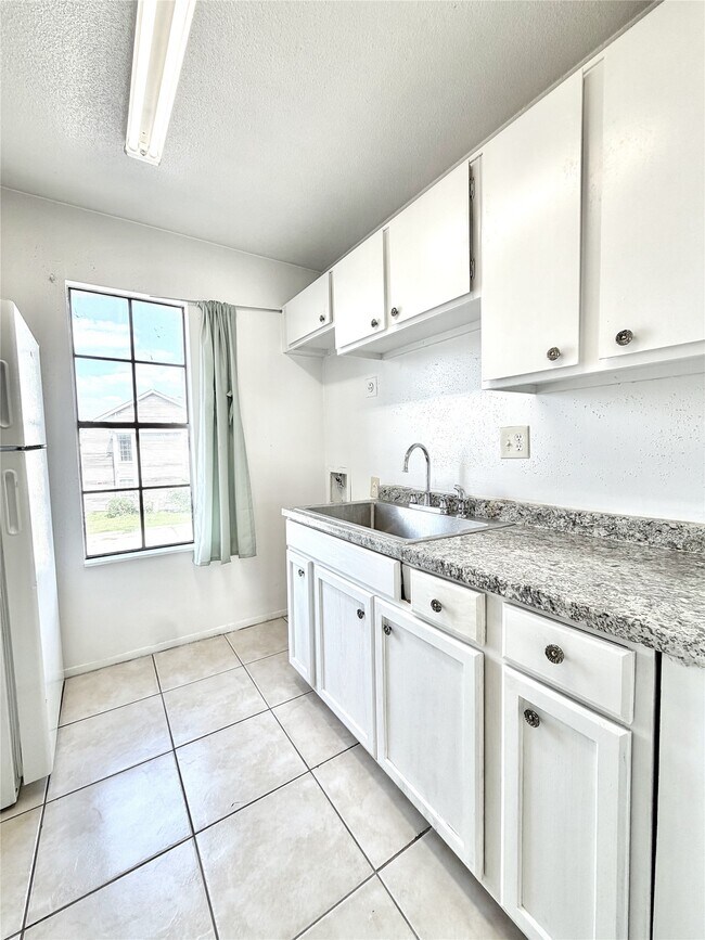 Building Photo - 8323 Wilcrest Dr
