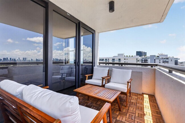 Building Photo - 2555 Collins Ave