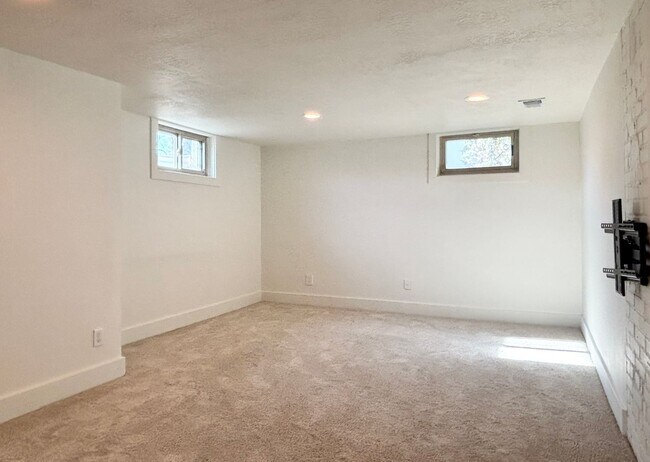 Building Photo - 2179 E 2700 S