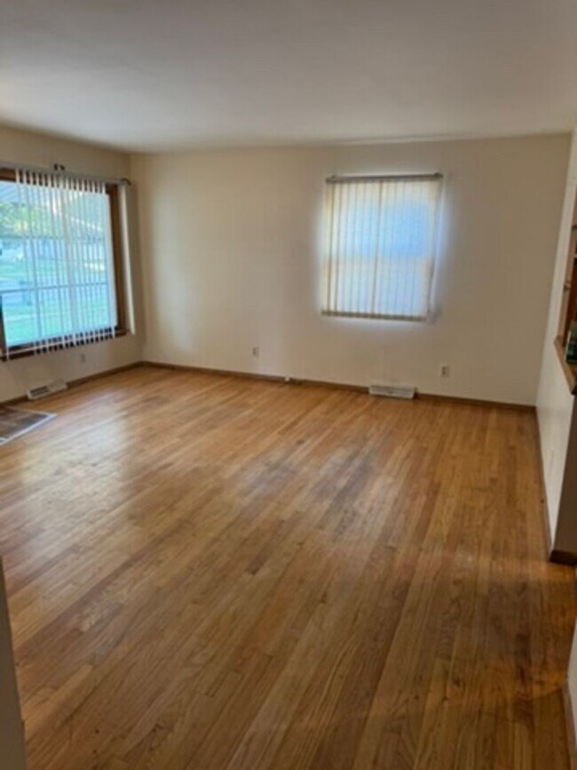 Building Photo - 3-Bedroom Single Family in a great neighborhood - Available October 15!