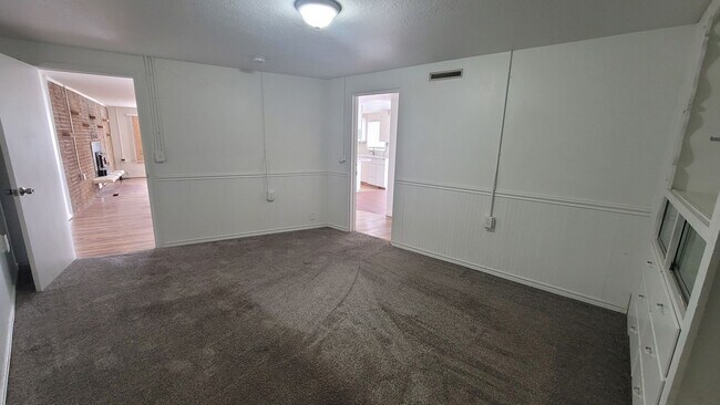 Building Photo - 13413 Minuteman Dr