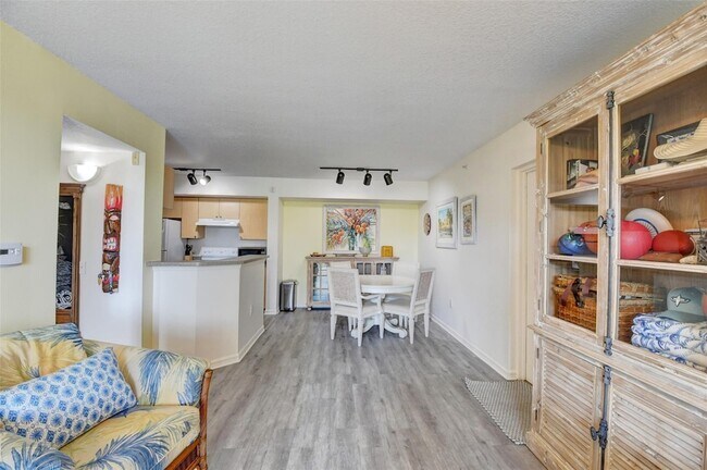 Building Photo - 704 Villa Cir