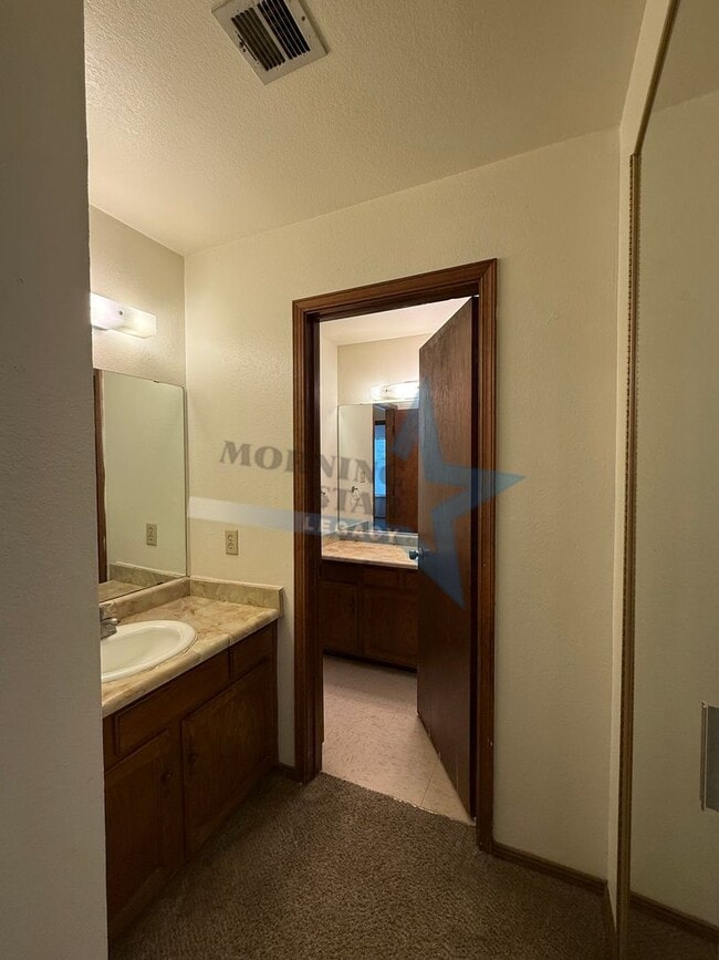 Building Photo - 2 bed townhouse w/garage and enclosed yard!