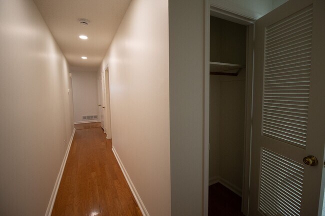 Building Photo - Renovated 5BR Home Minutes from Downtown Columbia | Two Full Kitchens + Fenced Yard ~ Available M...