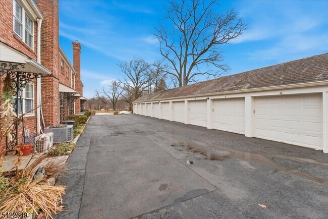 Building Photo - 260 Walnut St