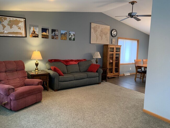 Building Photo - Executive 3 Bedroom Home