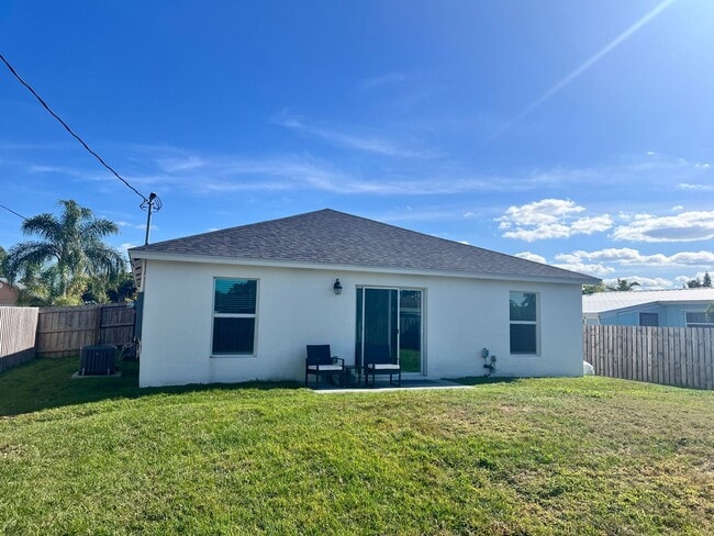 Building Photo - CHARMING 3 BEDROOM, 2 BATH HOME BUILT IN 2022 IN EAST STUART