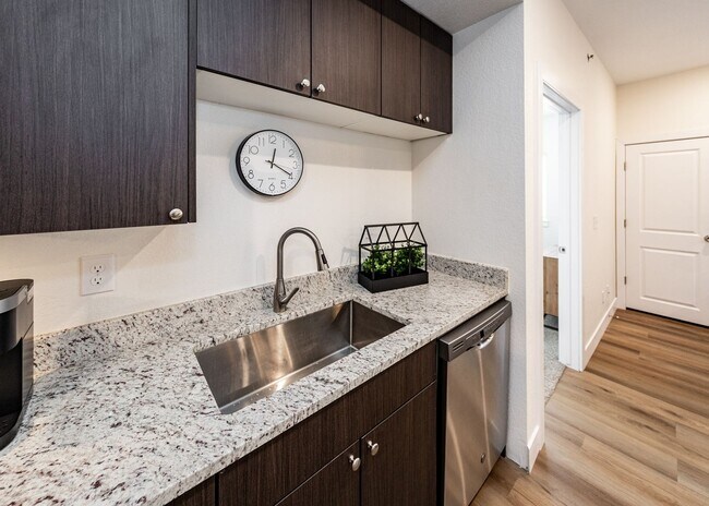Building Photo - 1 Bed Luxury Apartment near Garden of the Gods