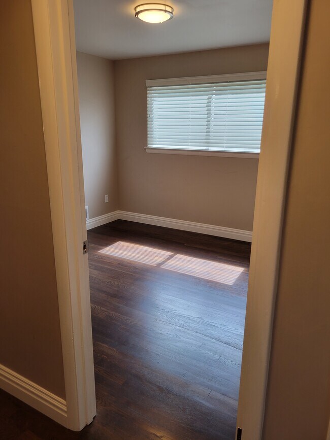 Building Photo - 1107 N Pegram St