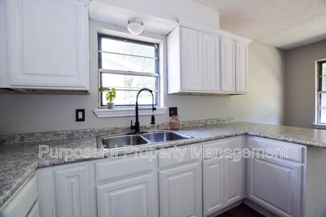 Building Photo - 1208 Cathy Ln