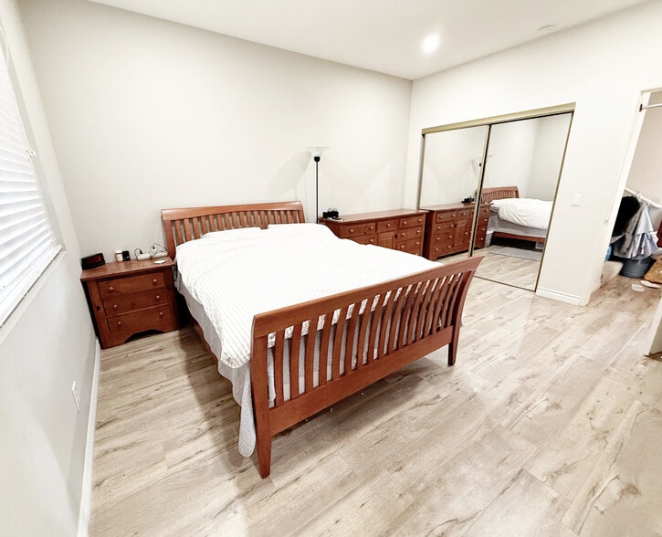 Building Photo - 5051 Rosewood Ave