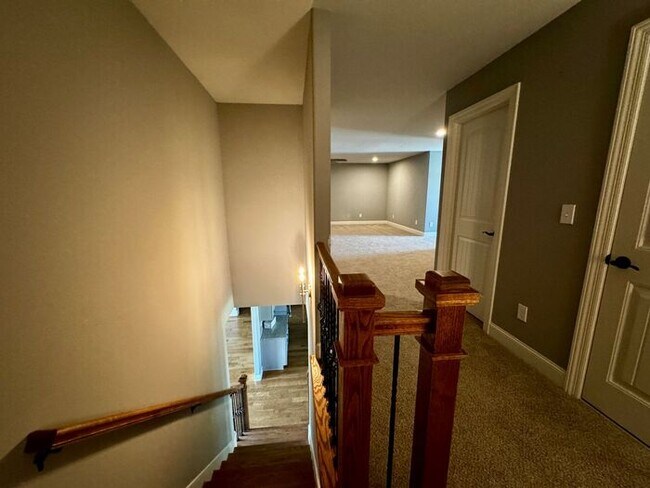 Building Photo - Spacious and luxurious with bonus room
