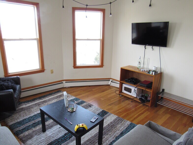 Building Photo - 188 Hillside St