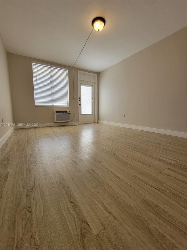 Building Photo - 441 Collins Ave