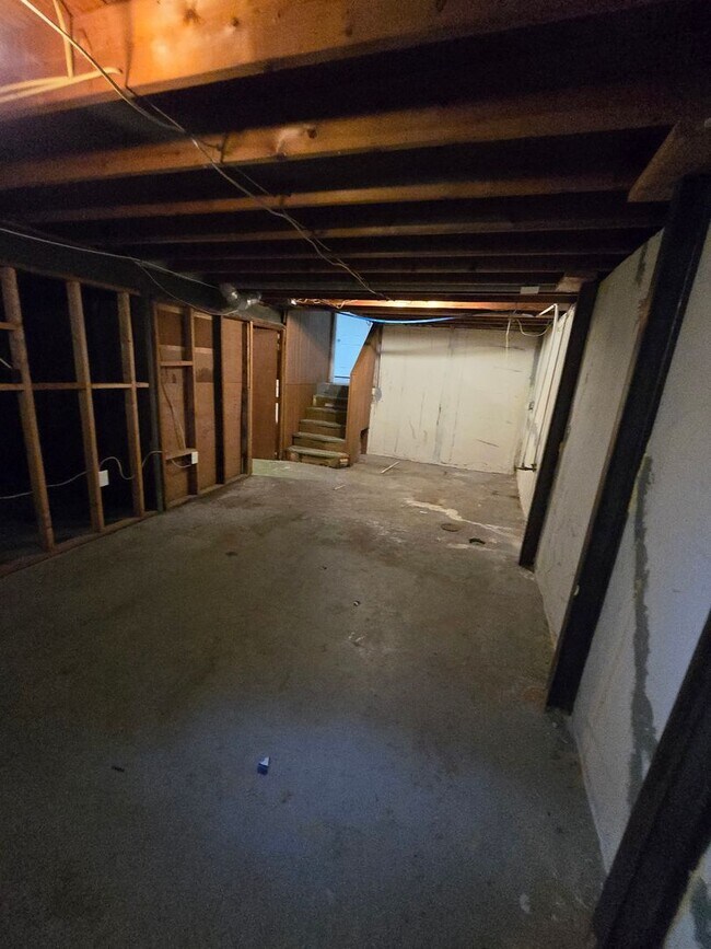 Building Photo - 4 bedrooms 2 bedroom fenced in yard