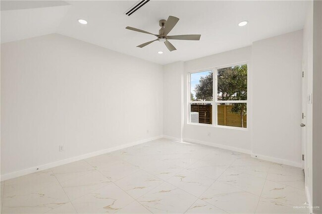 Building Photo - 916 S Bicentennial Blvd