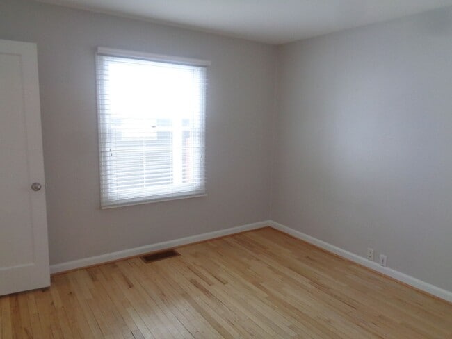 Building Photo - 3 Bedroom House with Hardwoods on West End