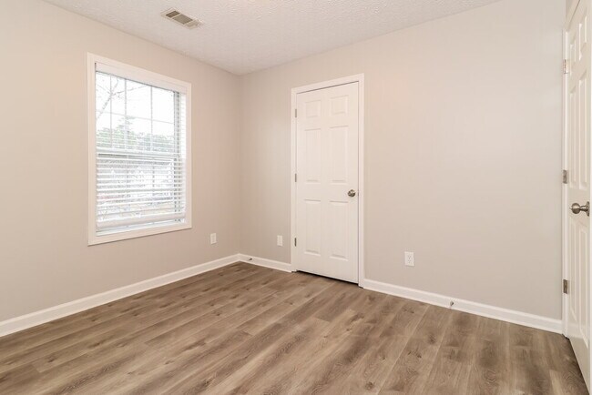 Building Photo - 2394 Oakland Spring Dr