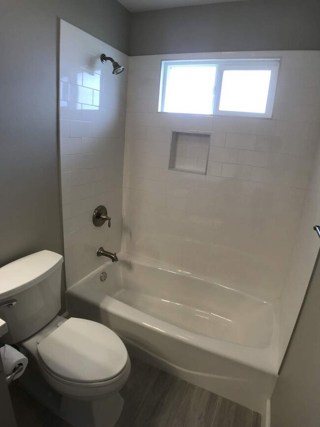 Building Photo - Waikalua Bayside Newer Community! 3 Bed 3....
