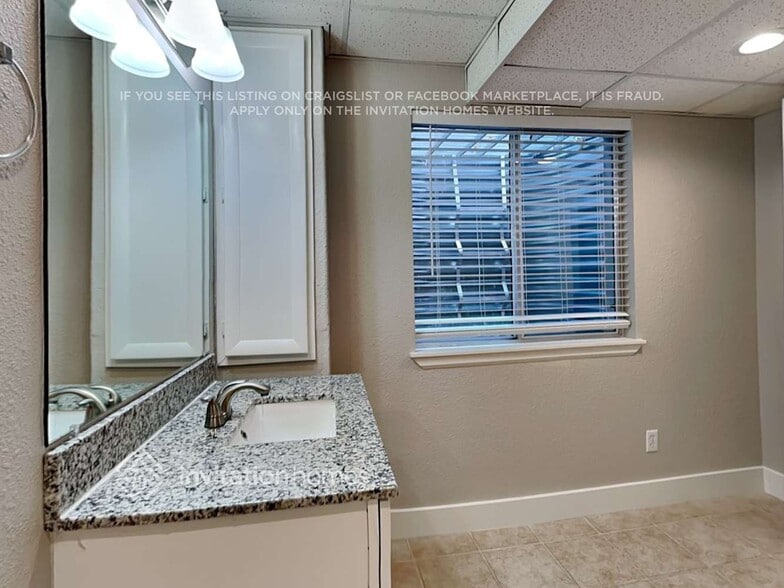 Building Photo - 9925 Stonebriar Ln