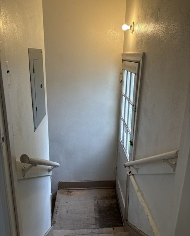 Building Photo - 4Bd/1Ba Two Story House - Available to View!