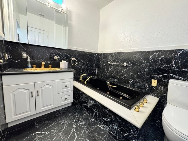 Building Photo - Beautiful Sherman Oaks Home!