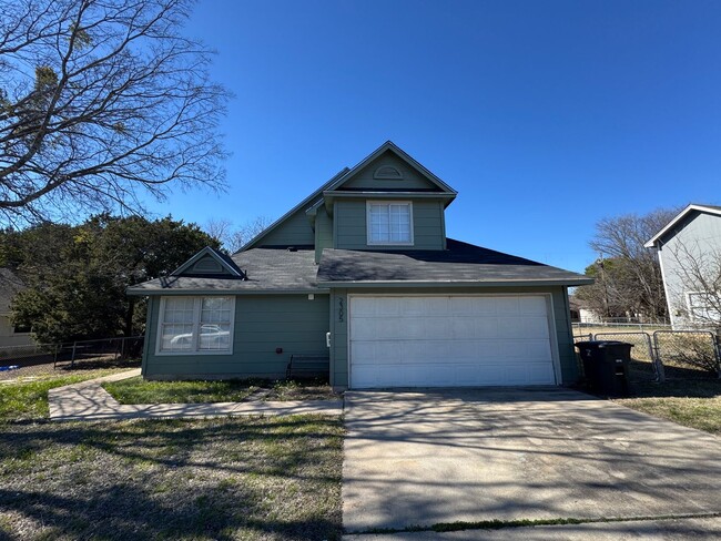 Building Photo - 2305 Lazy Ridge Dr