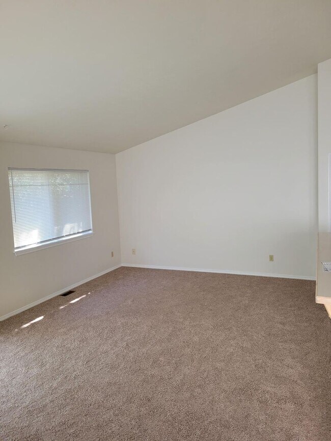 Building Photo - Newly remodeled 2 Bed, 2 Bath Duplex with ...