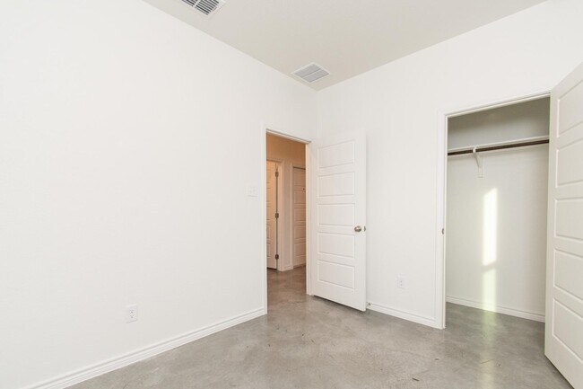 Building Photo - 624 Pacific Crest Trl