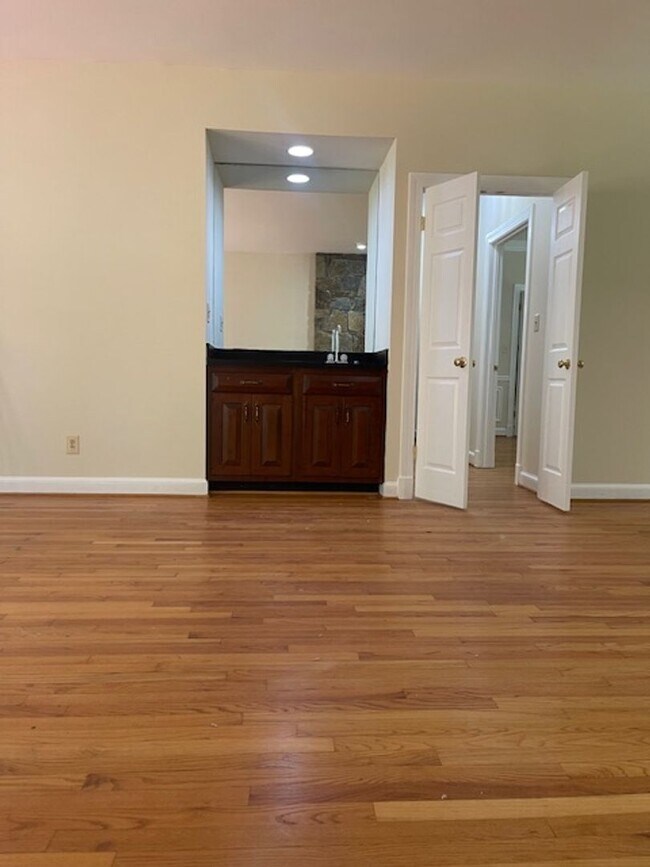 Building Photo - Spacious SF home in Potomac