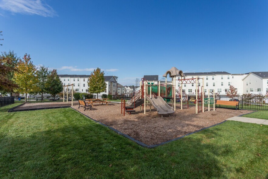 Building Photo - 42421 Rockrose Sq